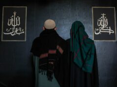 Casal afegão reflete sobre o impacto da proibição de viagens de Trump à medida que a retórica anti-imigrante se intensifica Ehsaan e sua esposa, Sania, dão as mãos em sua casa em Fremont, Califórnia, na quarta-feira, 10 de dezembro de 2025. Ehsaan, que foi criado em Fremont, casou-se com Sania no ano passado, depois que ela veio para os EUA com um visto de Kandahar, Afeganistão. (Ray Chavez/Grupo de Notícias da Bay Area)