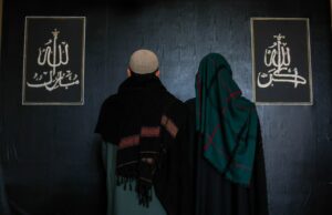 Casal afegão reflete sobre o impacto da proibição de viagens de Trump à medida que a retórica anti-imigrante se intensifica Ehsaan e sua esposa, Sania, dão as mãos em sua casa em Fremont, Califórnia, na quarta-feira, 10 de dezembro de 2025. Ehsaan, que foi criado em Fremont, casou-se com Sania no ano passado, depois que ela veio para os EUA com um visto de Kandahar, Afeganistão. (Ray Chavez/Grupo de Notícias da Bay Area)