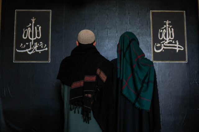 Ehsaan e sua esposa, Sania, dão as mãos em sua casa em Fremont, Califórnia, na quarta-feira, 10 de dezembro de 2025. Ehsaan, que foi criado em Fremont, casou-se com Sania no ano passado, depois que ela veio para os EUA com um visto de Kandahar, Afeganistão. (Ray Chavez/Grupo de Notícias da Bay Area)