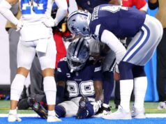 CeeDee Lamb sai da batalha ‘TNF’ com uma concussão em cena assustadora dos Cowboys Dak Prescott #4 verifica CeeDee Lamb #88 do Dallas Cowboys depois que ele deixou cair uma bola na end zone e deixou o jogo contra o Detroit Lions durante o terceiro quarto no Ford Field em 04 de dezembro de 2025 em Detroit, Michigan.