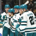 Celebrini sai brevemente do jogo devido a uma lesão, mas ainda ajuda Sharks a vencer Ducks