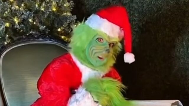 Celine Dion parodia um monólogo de 'Grinch' e canta 'All by Myself' fantasiada na véspera de Natal
