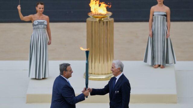 Chama dos Jogos Olímpicos de Inverno de 2026 entregue aos organizadores do Milan-Cortina
