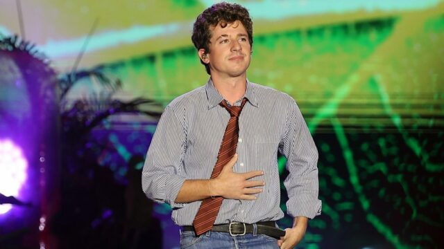 Charlie Puth responde à reação negativa por cantar o hino nacional no Super Bowl: ‘Será uma das minhas melhores apresentações vocais’
