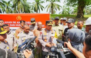 Chefe da Polícia Nacional analisa a preparação de locais residenciais permanentes para vítimas de desastres, cobrindo 6,5 hectares em Aceh Tamiang Chefe da Polícia Nacional analisa a preparação de locais residenciais permanentes para vítimas de desastres, cobrindo 6,5 hectares em Aceh Tamiang