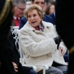 ARQUIVO - O presidente Donald Trump segura uma ordem executiva assinada relativa às políticas de disciplina escolar enquanto a secretária de Educação Linda McMahon ouve no Salão Oval da Casa Branca, 23 de abril de 2025, em Washington. (Foto AP/Alex Brandon, arquivo)