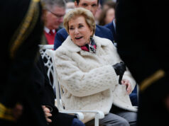 Chefe de educação está entusiasmado com o ataque aos mutuários de empréstimos estudantis ARQUIVO - O presidente Donald Trump segura uma ordem executiva assinada relativa às políticas de disciplina escolar enquanto a secretária de Educação Linda McMahon ouve no Salão Oval da Casa Branca, 23 de abril de 2025, em Washington. (Foto AP/Alex Brandon, arquivo)