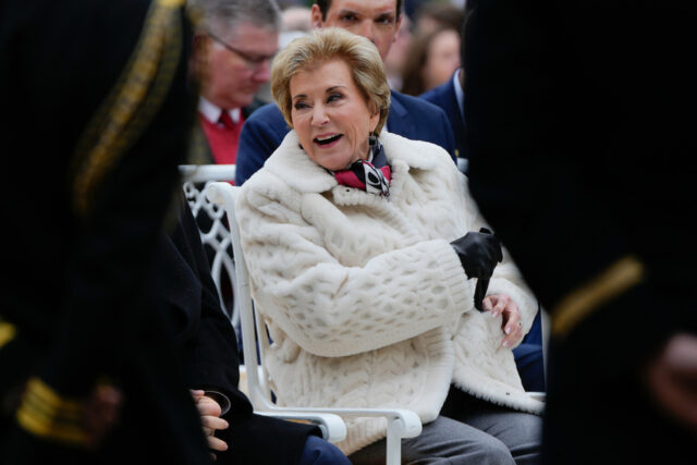 ARQUIVO - O presidente Donald Trump segura uma ordem executiva assinada relativa às políticas de disciplina escolar enquanto a secretária de Educação Linda McMahon ouve no Salão Oval da Casa Branca, 23 de abril de 2025, em Washington. (Foto AP/Alex Brandon, arquivo)