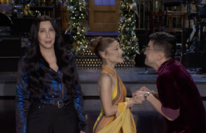 Cher diz a Ariana Grande e Bowen Yang para sair dessa no teaser do SNL Cher diz a Ariana Grande e Bowen Yang para sair dessa no teaser do SNL