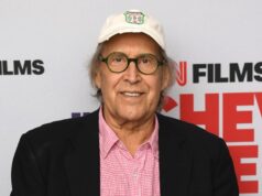 Chevy Chase diz que se sentiu ‘magoado’ por ter sido deixado de fora do especial do 50º aniversário do ‘SNL’ Chevy Chase e Jayni Chase comparecem ao