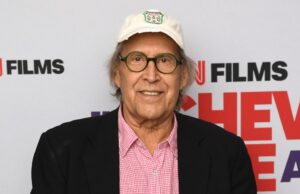 Chevy Chase diz que se sentiu ‘magoado’ por ter sido deixado de fora do especial do 50º aniversário do ‘SNL’ Chevy Chase e Jayni Chase comparecem ao