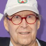 Chevy Chase foi colocado em coma por 8 dias após uma insuficiência cardíaca e 'basicamente voltou dos mortos': 'O médico nos avisou que talvez não o recuperássemos'