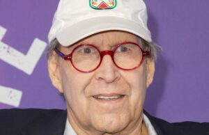 Chevy Chase foi colocado em coma por 8 dias após uma insuficiência cardíaca e ‘basicamente voltou dos mortos’: ‘O médico nos avisou que talvez não o recuperássemos’ Chevy Chase foi colocado em coma por 8 dias após uma insuficiência cardíaca e 'basicamente voltou dos mortos': 'O médico nos avisou que talvez não o recuperássemos'