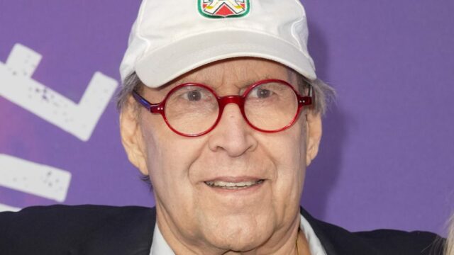 Chevy Chase foi colocado em coma por 8 dias após uma insuficiência cardíaca e 'basicamente voltou dos mortos': 'O médico nos avisou que talvez não o recuperássemos'
