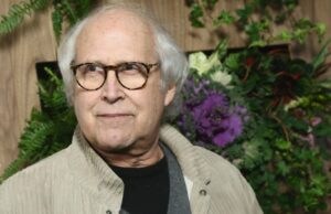 Chevy Chase passou 8 dias em coma após hospitalização por insuficiência cardíaca em 2021 Chevy Chase (crédito da foto: Getty Images)