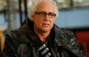 O altamente antecipado Chevy Chase Doc da CNN começa a ser transmitido hoje à noite Chevy Chase teve 'Meltdown' no set de 'Community' depois que o incidente com N-Word se tornou público e disse 'Minha carreira está arruinada', Diretor de Reivindicações; A tripulação cantou 'F— You, Chevy!' na festa de encerramento