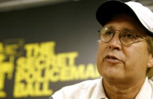 Chevy Chase teve um ‘colapso total’ depois de ser demitido da ‘comunidade’ por usar a palavra N Jason Reitman, vencedor do Vanguard Director Award, participa da exibição exclusiva de