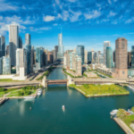 Vista aérea do horizonte da cidade de Chicago. Chicago avalia grande aumento de impostos sobre apostas esportivas em orçamento de US$ 16,6 bilhões