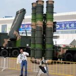 ARQUIVO - Um drone com mísseis Switchblade 600 fabricado pela AeroVironment é exibido na exposição de armas Eurosatory em Villepinte, ao norte de Paris, em 14 de junho de 2022.