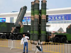 China sanciona 20 empresas de defesa americanas e 10 executivos por vendas de armas a Taiwan ARQUIVO - Um drone com mísseis Switchblade 600 fabricado pela AeroVironment é exibido na exposição de armas Eurosatory em Villepinte, ao norte de Paris, em 14 de junho de 2022.