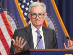 Chocante! O presidente do Fed confirma que as tarifas de Trump causaram inflação. O presidente Donald Trump ouve o presidente do Federal Reserve, Jerome Powell, falar durante uma visita ao Federal Reserve, quinta-feira, 24 de julho de 2025, em Washington. (Foto AP/Julia Demaree Nikhinson)