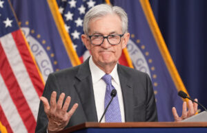 Chocante! O presidente do Fed confirma que as tarifas de Trump causaram inflação. O presidente Donald Trump ouve o presidente do Federal Reserve, Jerome Powell, falar durante uma visita ao Federal Reserve, quinta-feira, 24 de julho de 2025, em Washington. (Foto AP/Julia Demaree Nikhinson)