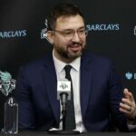 Chris DeMarco, o novo técnico do Nets, fala à mídia em sua coletiva de imprensa introdutória no Barclays Center em 10 de dezembro de 2025.