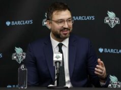 Chris DeMarco expõe sua filosofia de coaching ao iniciar sua jornada no Liberty Chris DeMarco, o novo técnico do Nets, fala à mídia em sua coletiva de imprensa introdutória no Barclays Center em 10 de dezembro de 2025.