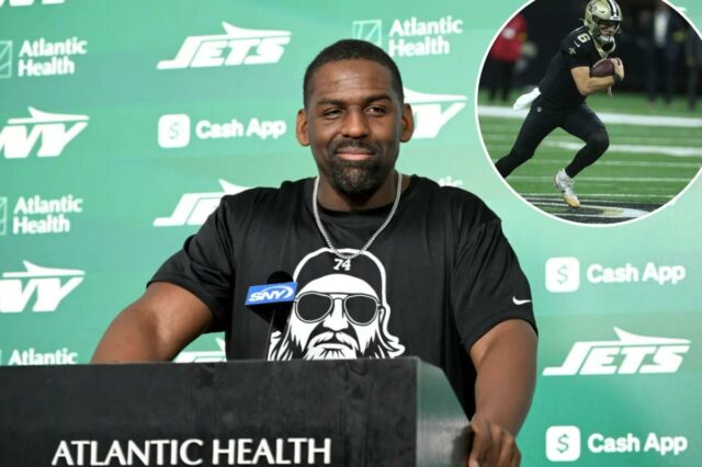 O coordenador defensivo dos Jets, Chris Harris, fala à mídia.