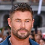 Chris Hemsworth e Elsa Pataky mostram abdominais durante as férias em família