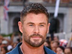 Chris Hemsworth revela lesão brutal na perna em viagem de surf em Fiji com a família Chris Hemsworth e Elsa Pataky mostram abdominais durante as férias em família