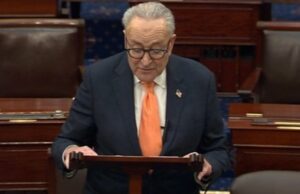 Chuck Schumer pede que Pete Hegseth testemunhe Chuck Schumer pede que Pete Hegseth testemunhe