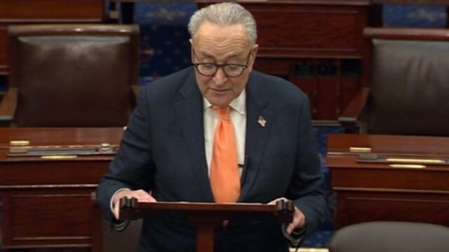 Chuck Schumer pede que Pete Hegseth testemunhe
