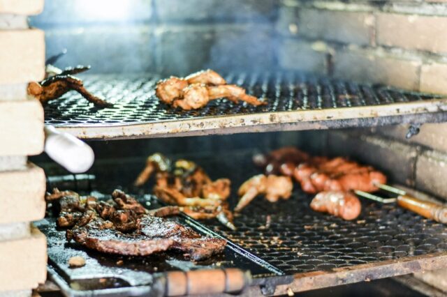 A churrascaria brasileira Espetus foi inaugurada em dezembro de 2025 no complexo de varejo Veranda em Concord, Califórnia (The Veranda)