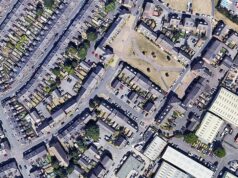 Cidade do Reino Unido vê quase 200 casas evacuadas devido a potencial ameaça de explosivos, 2 homens presos Cidade do Reino Unido vê quase 200 casas evacuadas devido a potencial ameaça de explosivos, 2 homens presos