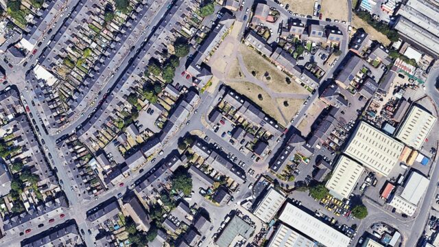 Cidade do Reino Unido vê quase 200 casas evacuadas devido a potencial ameaça de explosivos, 2 homens presos
