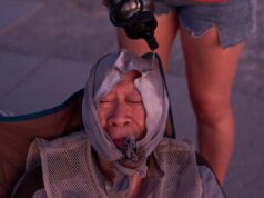 Cientistas dizem que 2025 foi um dos três anos mais quentes já registrados ARQUIVO - Grace Chyuwei derrama água em Joe Chyuwei para ajudar com o calor em 3 de agosto de 2025, no Parque Nacional do Vale da Morte, Califórnia (AP Photo / John Locher, Arquivo)