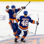 O ala esquerdo do New York Islanders, Emil Heineman (51), comemora com o defensor do New York Islanders, Matthew Schaefer (48), depois de marcar o gol da vitória durante os pênaltis na UBS Arena, sábado, 13 de dezembro de 2025, em Elmont, NY.
