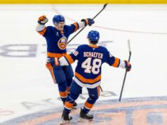 Cinco ilhéus defendem seus argumentos nas Olimpíadas – quem tem chance real de jogar em Milão? O ala esquerdo do New York Islanders, Emil Heineman (51), comemora com o defensor do New York Islanders, Matthew Schaefer (48), depois de marcar o gol da vitória durante os pênaltis na UBS Arena, sábado, 13 de dezembro de 2025, em Elmont, NY.