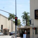 Cinemas e sindicatos soam alarmes sobre o acordo Netflix-Warner Bros.