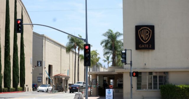 Cinemas e sindicatos soam alarmes sobre o acordo Netflix-Warner Bros.
