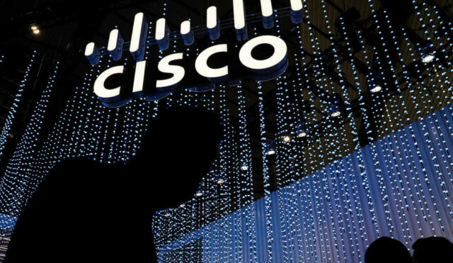 Cisco diz que hackers chineses estão explorando seus clientes com An illuminated logo above the Cisco Systems Inc. stand on the opening day of the MWC Barcelona at the Fira de Barcelona venue in Barcelona, Spain, on Monday, Feb. 28, 2022. Over 1,800 exhibitors and attendees from 183 countries will attend the annual event, which runs from Feb. 28 to March 3. Photographer: Angel Garcia/Bloomberg