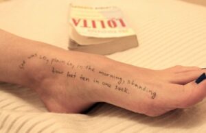 Citações de Lolita, identidades de mulheres: democratas divulgam dezenas de novas imagens de Epstein Os democratas do Congresso divulgaram dezenas de novas imagens do espólio do falecido criminoso sexual condenado Jeffrey Epstein na quinta-feira.