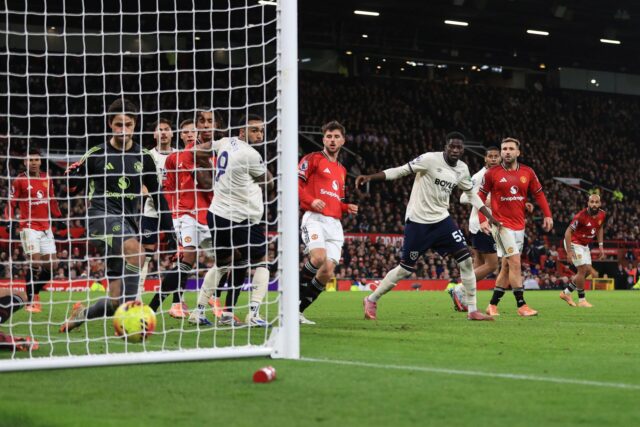 Manchester United ataca escanteio contra o West Ham