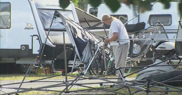 Clima selvagem atingirá partes de Queensland enquanto a limpeza da tempestade continua
