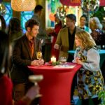 Clipe exclusivo de 'Twelve Dates' Til Christmas': Kate de Mae Whitman elogia Callum de Julian Morris como “um grande beijador”