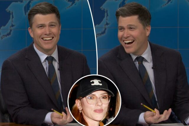 Colin Jost foi levado a ler um insulto brutal sobre a esposa Scarlett Johansson durante a troca de piadas do 'SNL'
