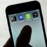 ARQUIVO - O governador de Ohio, Mike DeWine, à direita, espera para distribuir certificados de leitura para crianças antes de um jogo de beisebol do Cleveland Guardians contra o Minnesota Twins em Cleveland, domingo, 18 de setembro de 2022. (AP Photo / Phil Long, Arquivo)