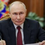 À medida que o presidente russo, Vladimir Putin, abandonava o seu interesse pelos meios de comunicação independentes e pelas liberdades civis e voltava o seu foco para a restauração da esfera de influência da antiga União Soviética, aqueles que o rodeavam alinhavam-se.