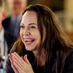 A filha de Machado, Ana Corina Sosa Machado, recebeu o prêmio em nome da mãe na quarta-feira.